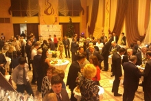 Под хорошую музыку за фуршетом в залах дворца приятно пообщались предприимчивые люди.